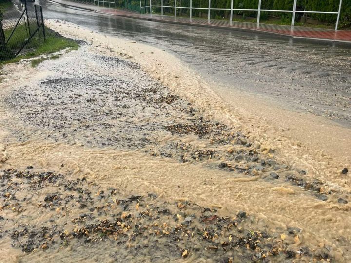 Mieszkanka oskarża wykonawcę drogi i władze gminy. Zalanie posesji na Górnym Osielcu