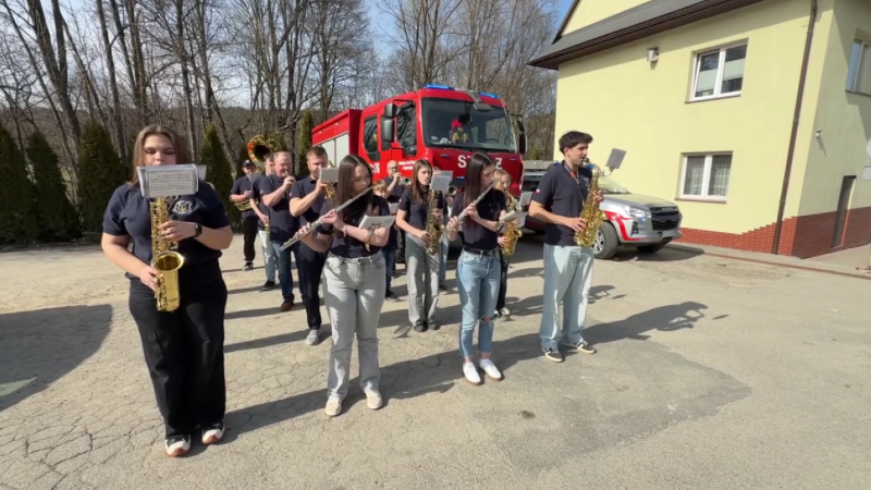 Challenge dla Zuzi dotarł do Toporzyska. Była orkiestra, energia i strażacka jedność [Wideo]