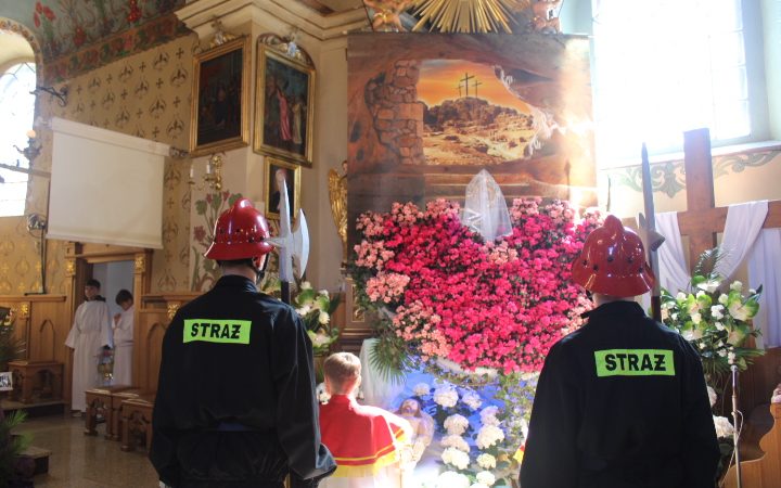 Przy Grobie Pańskim i ze święconką. Wielka Sobota w Sidzinie