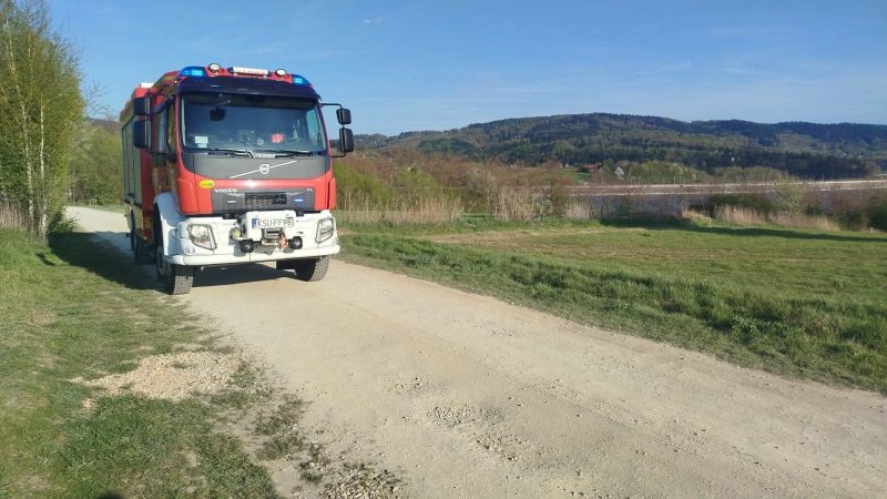 Żaglówka przewróciła się na Jeziorze Mucharskim. 70-latek potrzebował pomocy