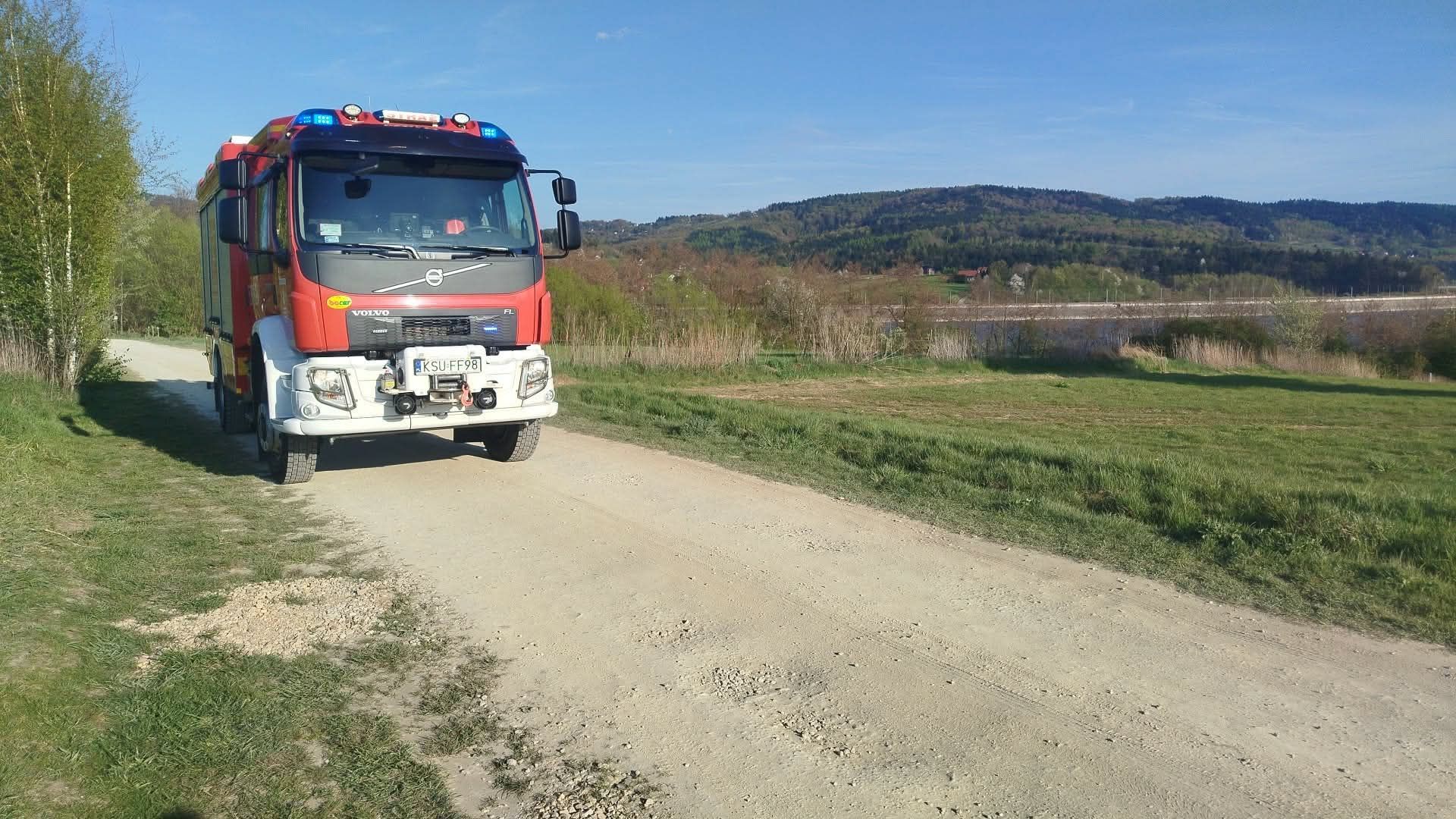 Żaglówka przewróciła się na Jeziorze Mucharskim. 70-latek potrzebował pomocy