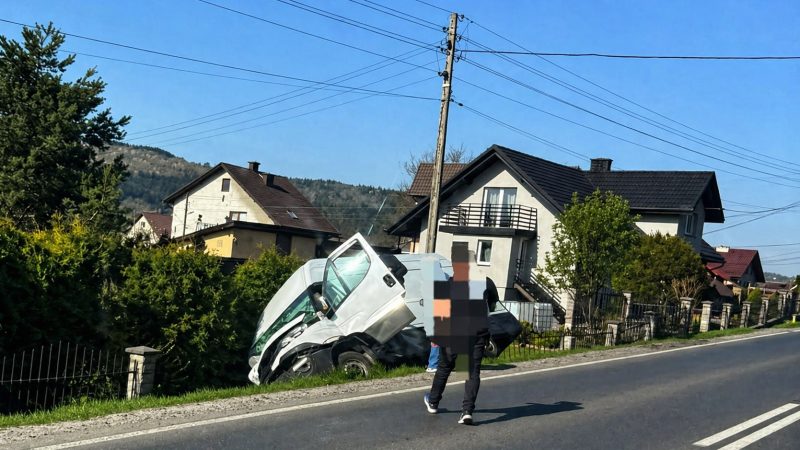 Samochód dostawczy wypadł z drogi na DK28 w Makowie Podhalańskim