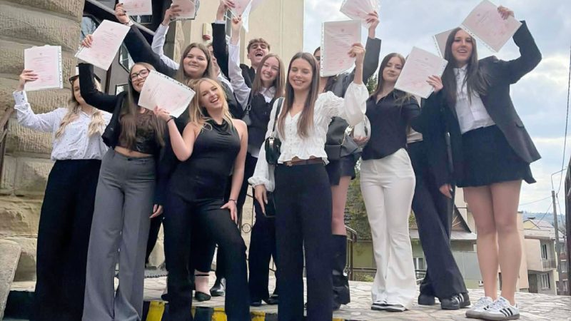 Pożegnanie maturzystów w Jordanowie. „Szkolna podróż dobiegła końca”