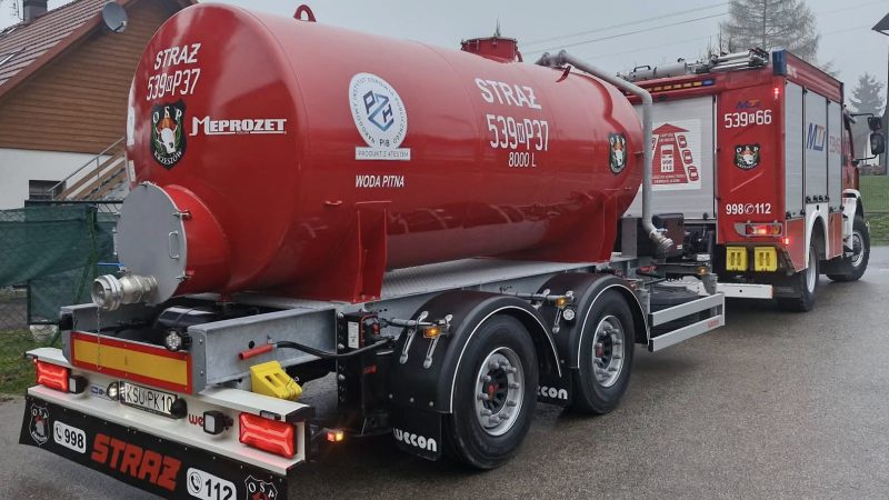 OSP Krzeszów z nową cysterną na wodę pitną