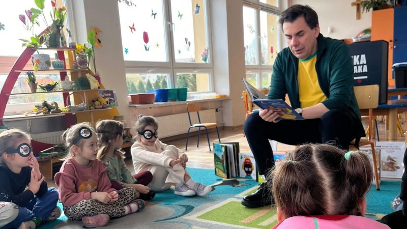 Pisarz dla dzieci odwiedził przedszkole w Jordanowie