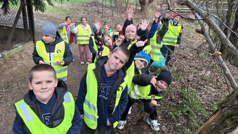 Najpierw uczniowie, jutro mieszkańcy. W Bystrej Podhalańskiej trwa wspólne sprzątanie