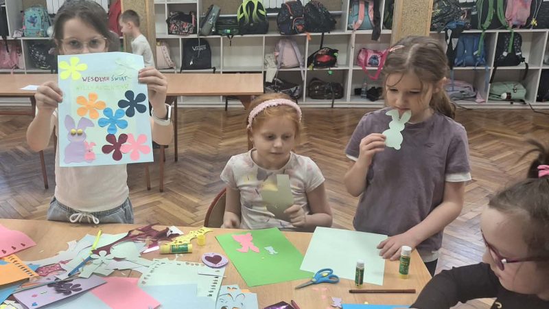 Dzieci ze świetlicy w Jordanowie przygotowują wielkanocne kartki