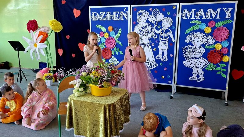 Dzień Mamy w Naprawie. Dzieci dały mamom serce na scenie