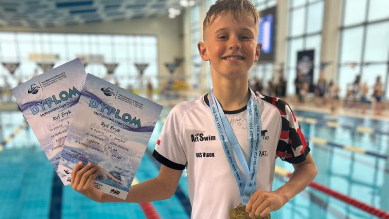 Eryk Ryś z dwoma złotymi medalami. Świetny występ pływaków z UKS Vigor Łętownia