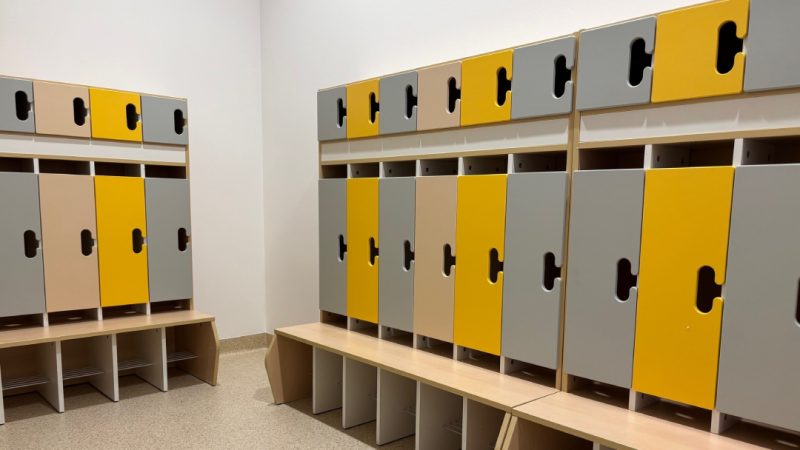 Szatnie gotowe na kurteczki i buciki. Jałowcowe Skrzaty szykują się do startu