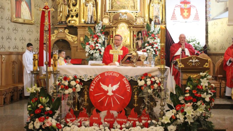 "Wiara musi być radosna". Kard. Grzegorz Ryś udzielił bierzmowania młodzieży w Sidzinie