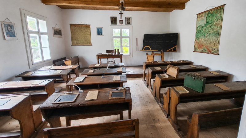 Jak wyglądała szkoła i apteka sprzed 100 lat? Bystra sprawdziła