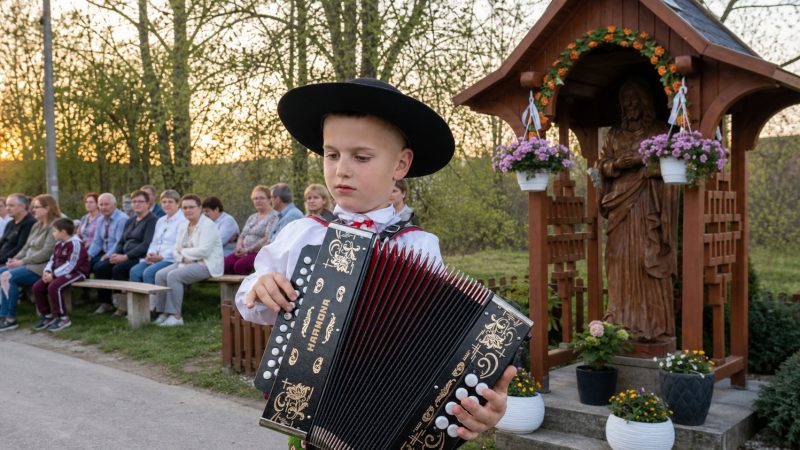 Majowe przy kapliczce na roli Joneckowej. W Sidzinie zagrał Patryk Biedrawa