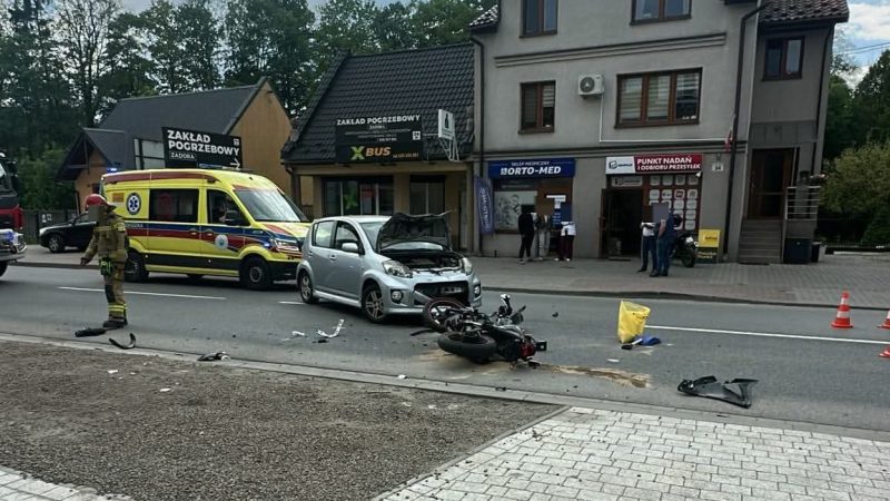 Motocykl i osobówka zderzyły się w Suchej Beskidzkiej