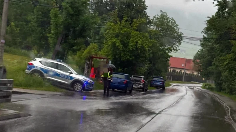Zderzenie dwóch aut w Łętowni. Były niewielkie utrudnienia